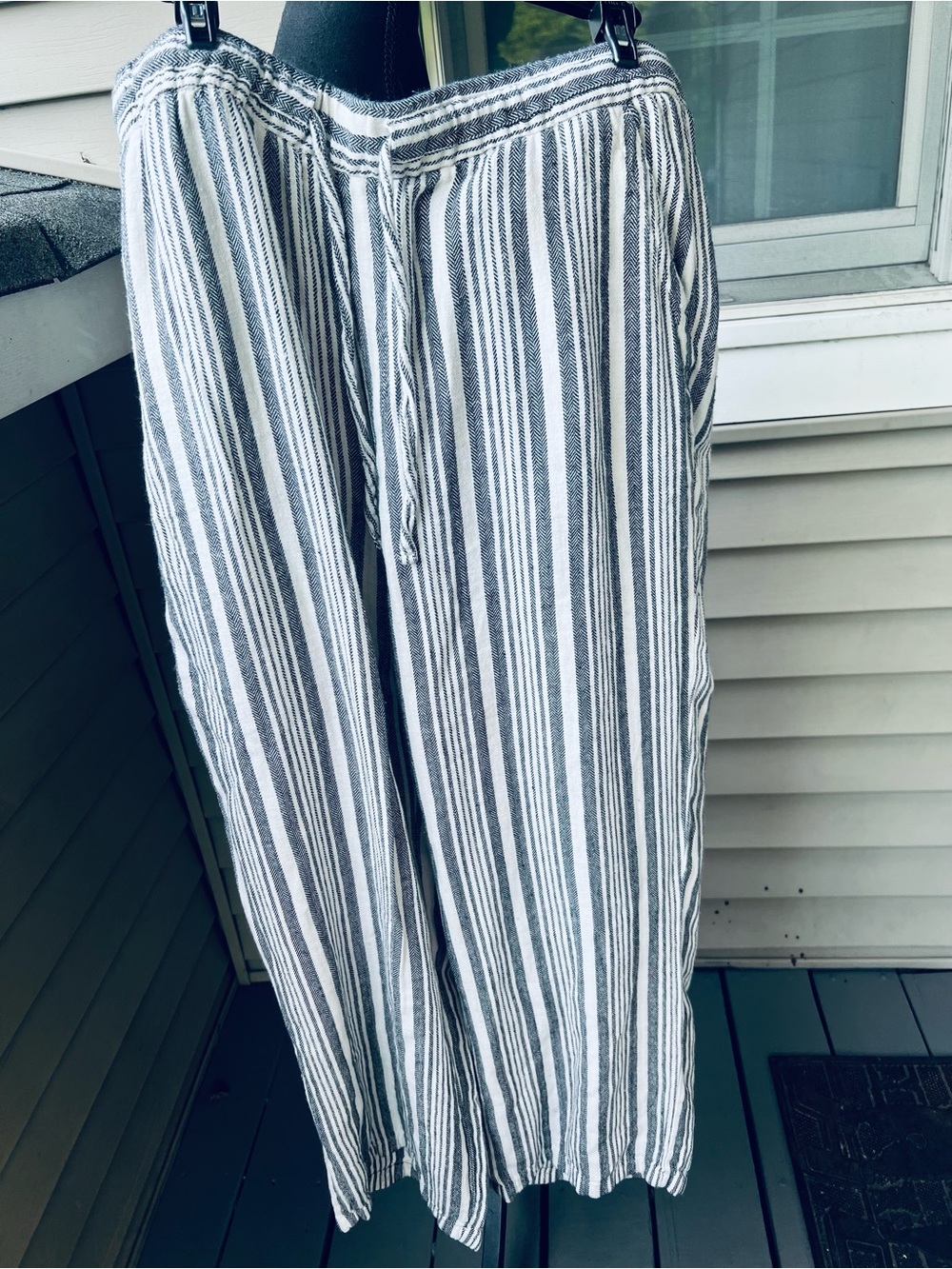 Old Navy Casual Gray and White Striped Women’s Drawstring Pants